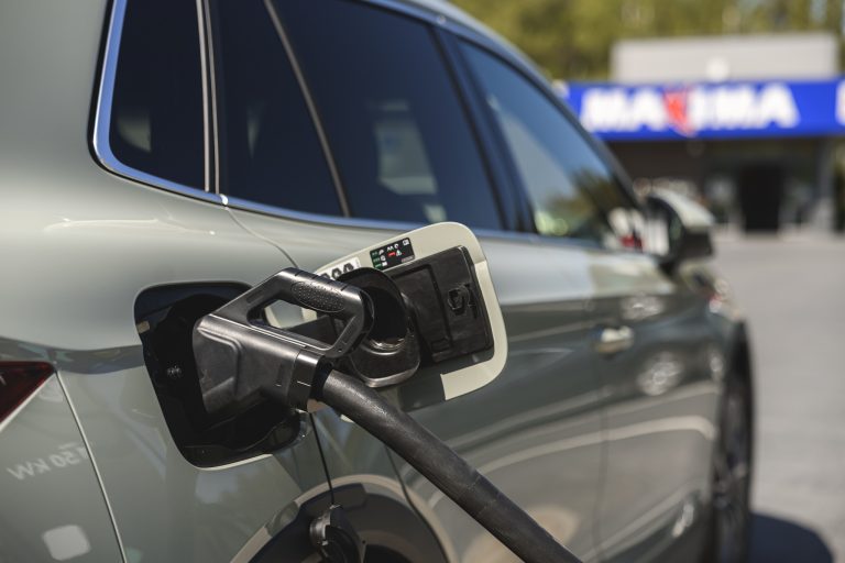 Pērn “Maxima Latvija” ierīkojusi 79 elektroauto uzlādes vietas, šogad plānotas vēl 44