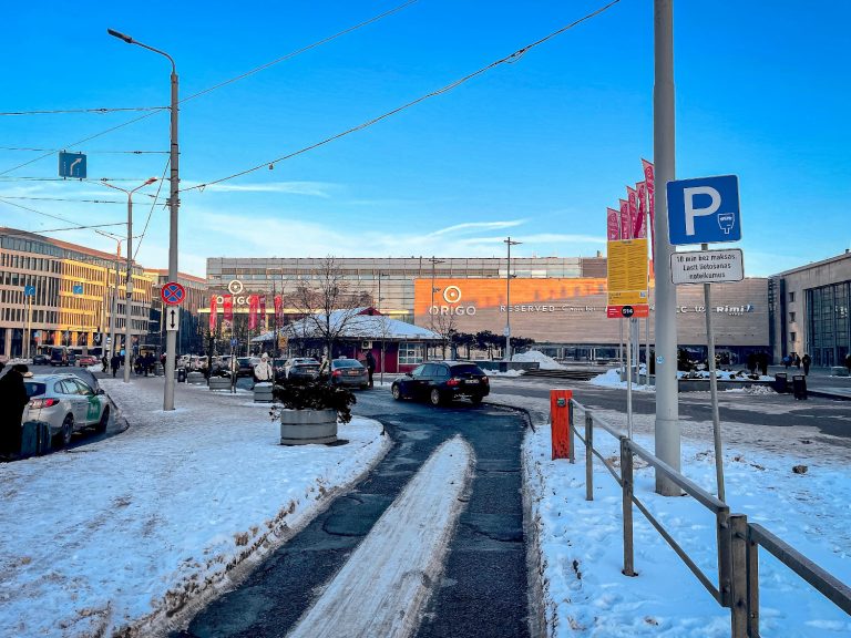 Stacijas laukumā “Snabb” atklāj publiski pieejamu īstermiņa autostāvvietu
