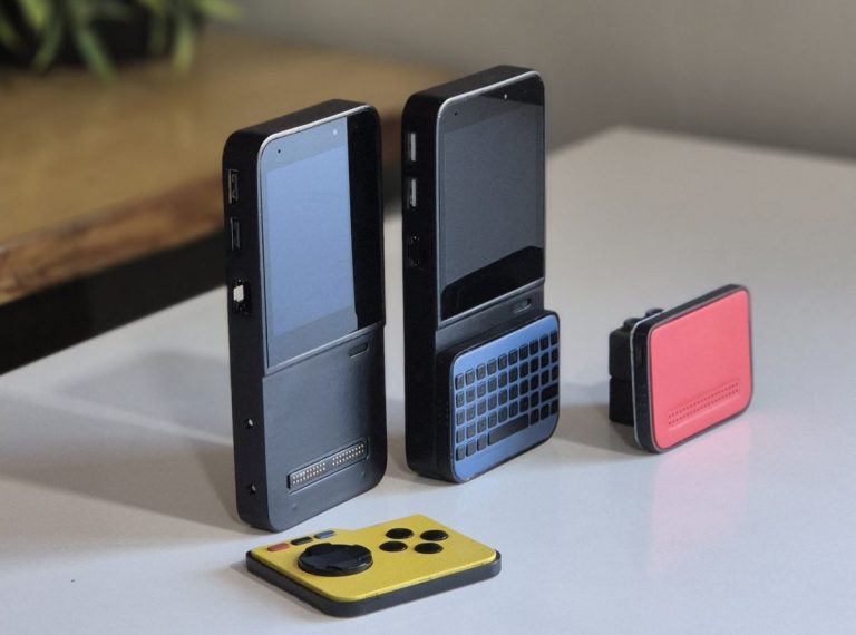 “Kickstarter” iespējams iegādāties “Mecha Comet” modulāro viedtālruni, kam iespējams pievienot tastatūru un citus aksesuārus