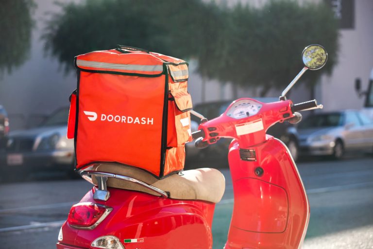 “DoorDash” bloķējis kontu kurjeram, kurš ar MI radītu bilžu palīdzību viltoja piegādes