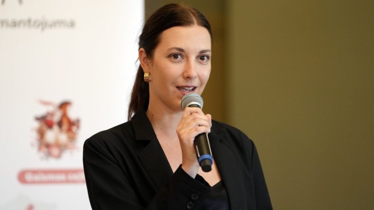 Arī pašmāju aktrise Anta Aizupe nonāk slimnīcā viedā gredzena dēļ