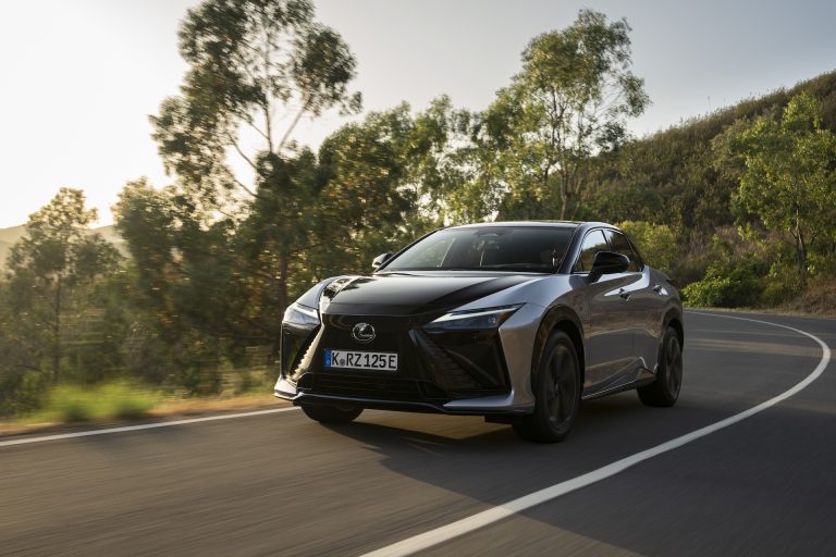Salonos ir ieradies jaunais pilnībā elektriskais „Lexus RZ“