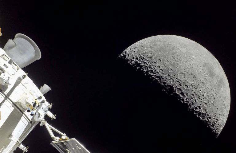 NASA atklāj, kad paredzēts astronautu lidojums apkārt Mēnesim