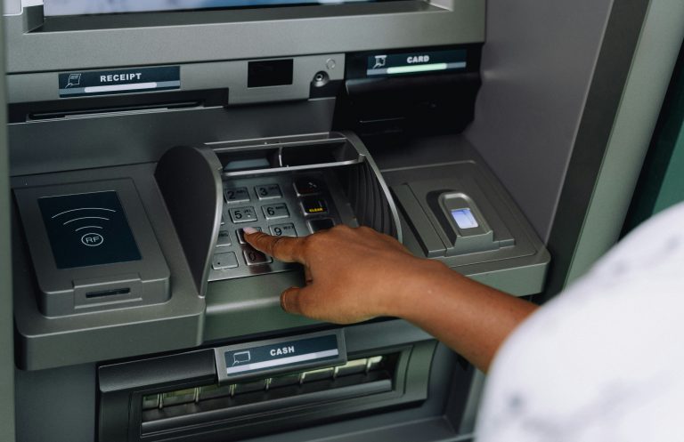 Hakeri “izslauc” tukšus bankomātus un FIB ceļ trauksmi