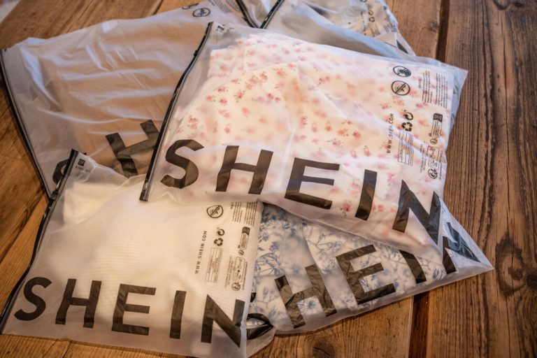 “Shein”, “Temu” un citas tirdzniecības platformas atbildēs par Eiropā ievestajām precēm