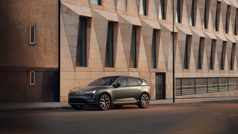 “Volvo EX60” jau ir tik populārs, ka ražotājam problēmas apmierināt sākotnējo pieprasījumu