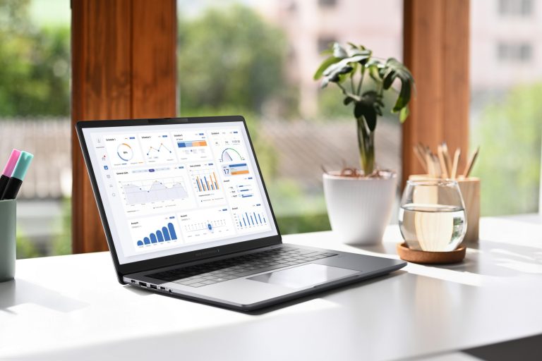 Jaunā “ASUS ExpertBook P” sērija: MI veiktspēja un korporatīvā drošība mūsdienu biznesam