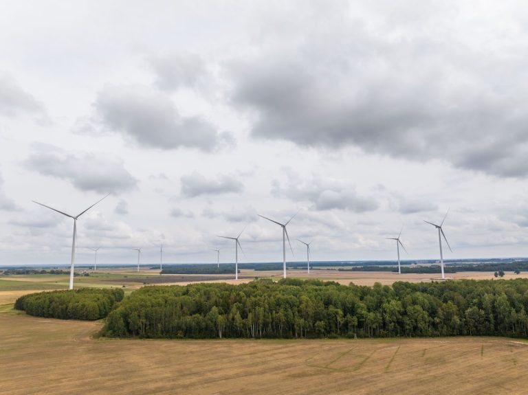 “Enefit” attīsta jaunas enerģijas uzkrāšanas jaudas Baltijā, kas var mazināt elektroenerģijas cenu svārstības Latvijā