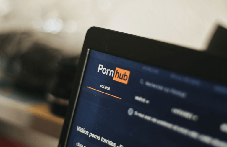 ES uzskata, ka nepilngadīgie var pārāk viegli piekļūt “Pornhub” un citu porno vietņu saturam