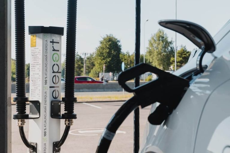 Latvijā publiskās elektroauto uzlādes cenas ir zemākās teju visā Eiropā