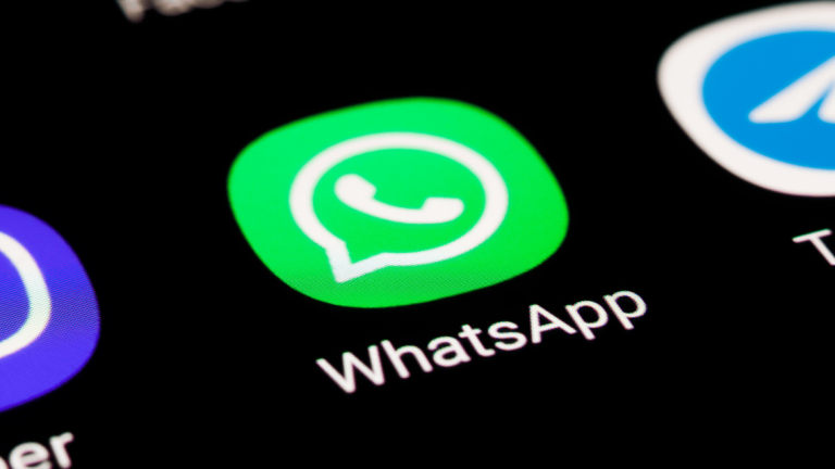 “WhatsApp” tagad piedāvā mākslīgā intelekta ģenerētas atbildes