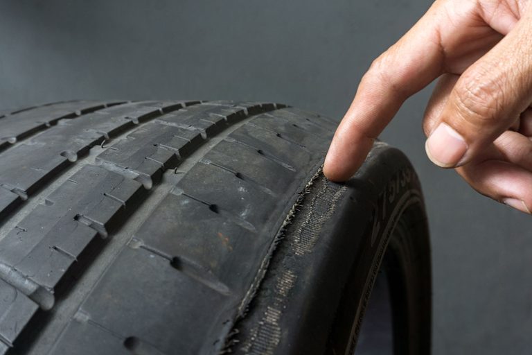 8% transportlīdzekļu CSDD konstatē minimālo pieļaujamo riepu protektora dziļumu