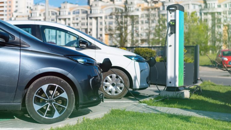 Vasaras riepas elektroauto: “Riepu Garāžas” speciālisti skaidro, vai nepieciešamas speciālas riepas?