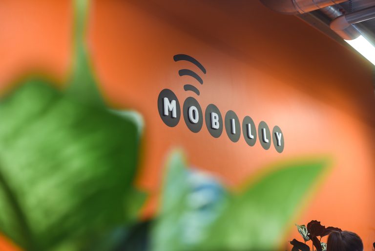 Jau 15 Rīgas skolās par ēdināšanu iespējams maksāt ar “Mobilly”