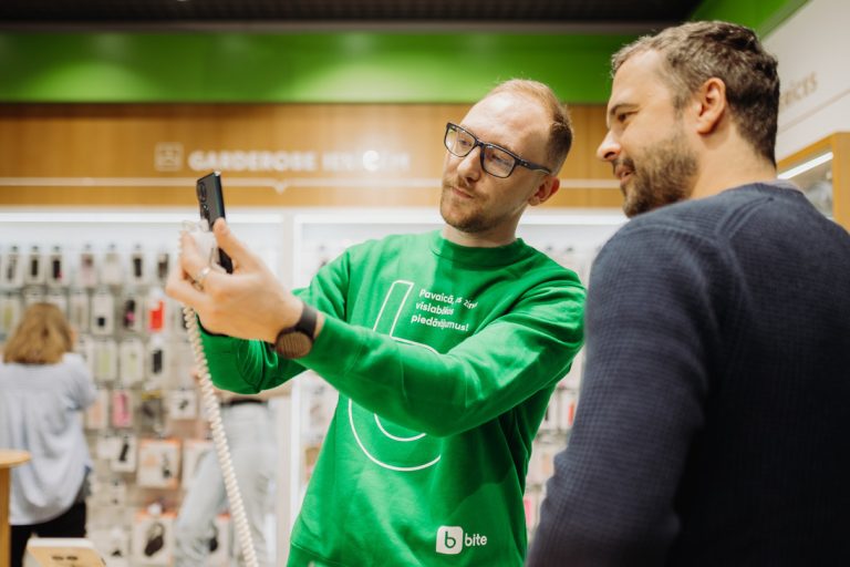 “Bite Latvija”: 60% telefonu Latvijā tiek iegādāti darba dienu pusdienu pārtraukumos
