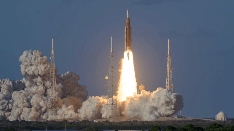 Četri astronauti uzsākuši vēsturisko misiju apkārt Mēnesim