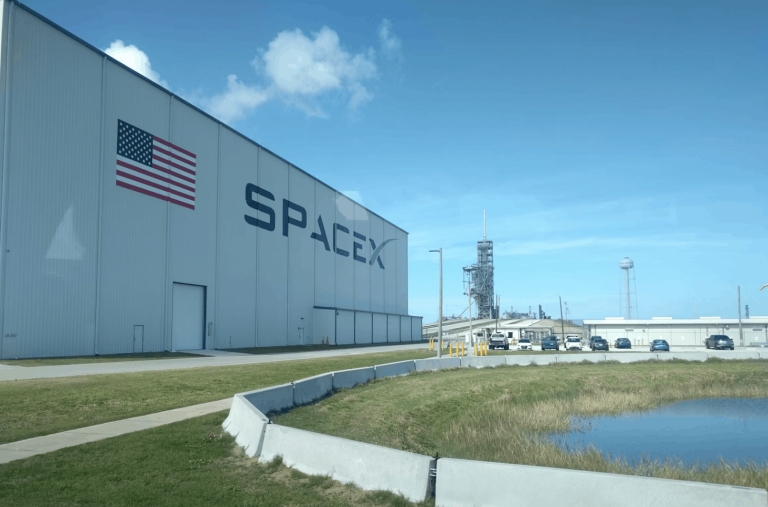 “SpaceX” par 60 miljardiem dolāru varētu iegādāties vaibkodēšanas stārtapu “Cursor”