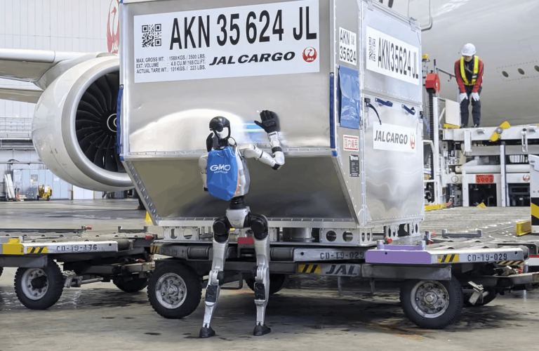 Japānā cilvēkveidīgie roboti palīdzēs pārvietot lidostas pasažieru bagāžu