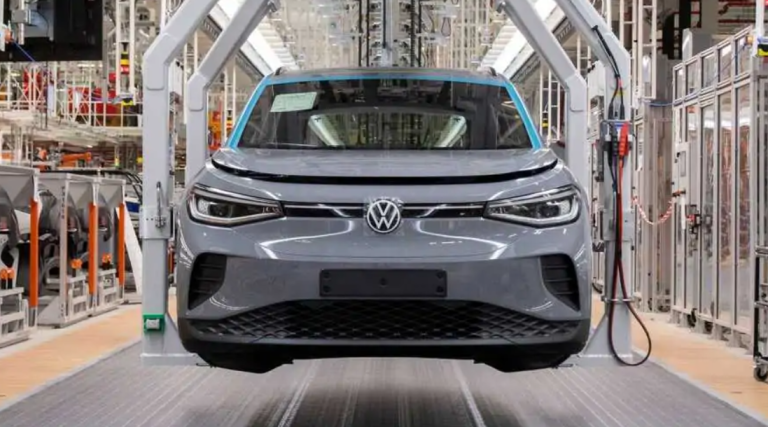 “Volkswagen” nespēj izķepuroties no bedres un turpina samazināt ražošanas kapacitāti