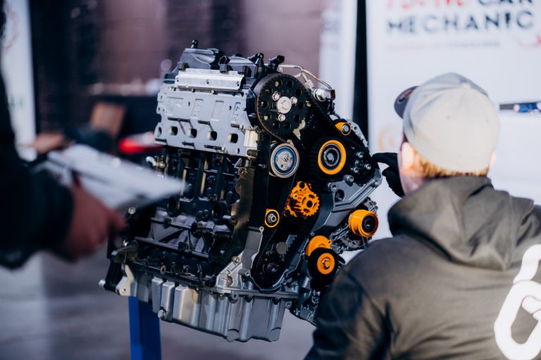 Topošie automehāniķi – ne tikai “mehāniķi” jeb kā tuvākajā laikā mainīsies auto remonta nozare