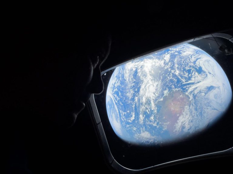 Ikoniskākie “Artemis II” misijas foto tikuši uzņemti ar “iPhone 17 Pro Max” viedtālruni