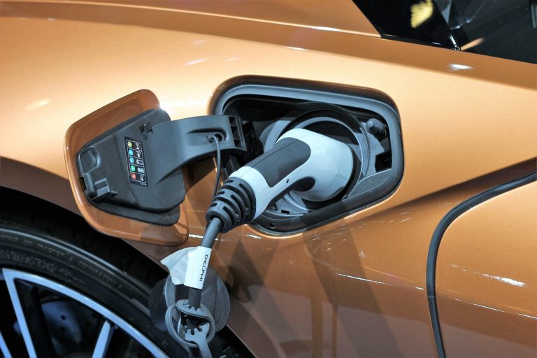 Apstiprināta jaunā atbalsta programma elektroauto un plug-in hibrīdu iegādei