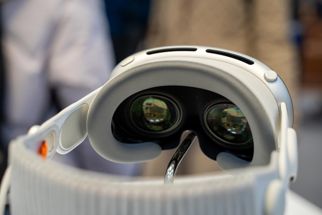 Veikta pasaulē pirmā kataraktas operācija, izmantojot “Apple Vision Pro” viedās brilles