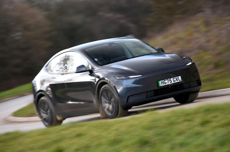 “Reuters”: Paši uzņēmuma darbinieki neuzticas “Tesla FSD” sistēmai