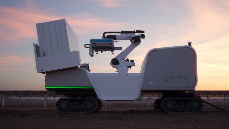 “Nvidia” atbalstītais mākslīgā intelekta robots uzstāda saules paneļus divreiz ātrāk nekā cilvēki