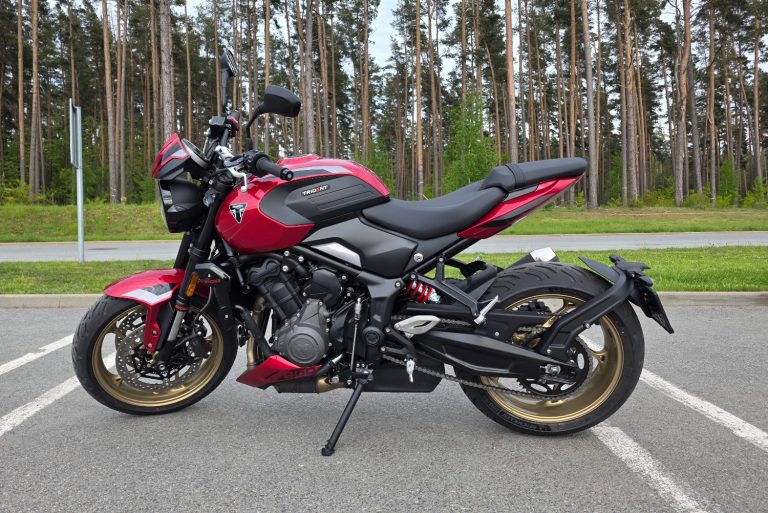 “Triumph Trident 800” apskats – debešķīgi vienkārši braucams ielas motocikls