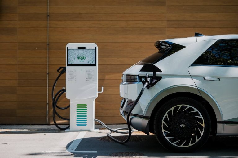 LSM: Jaunajā elektroauto atbalsta programmā vēl lielāks uzsvars uz daudzbērnu ģimenēm, bet hibrīdu pircējiem mazāk iespēju