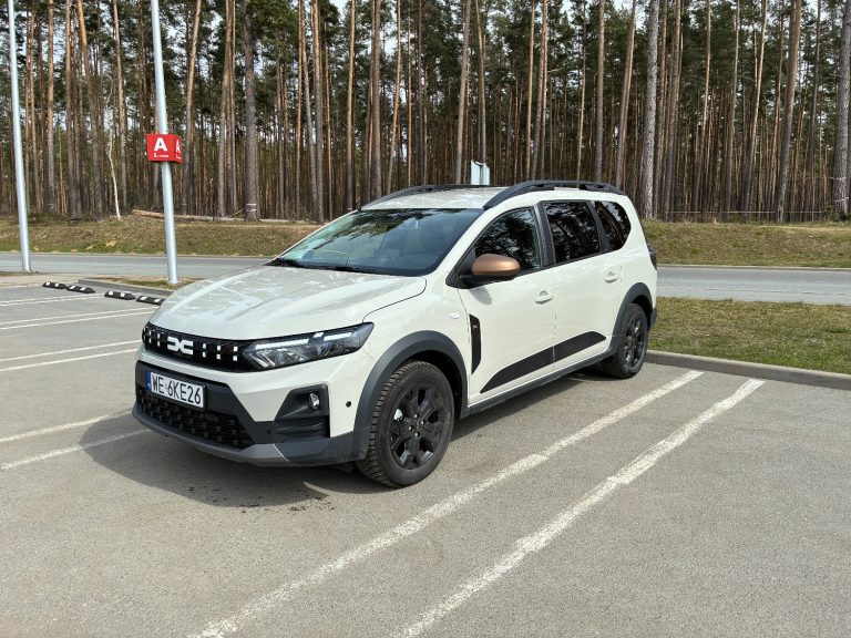 Mēnesis ar jauno “Dacia Jogger (Hybrid 155)” – kā diena pret nakti