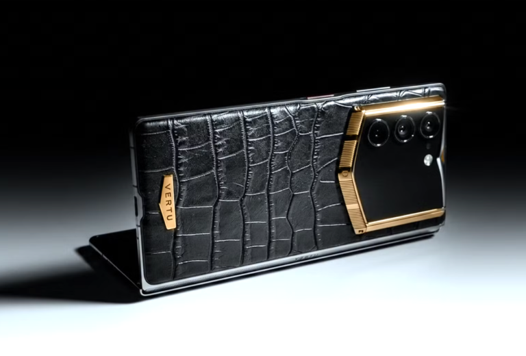 Prezentēts “Vertu ALPHAFOLD” luksusa salokāmais viedtālrunis par 6800 dolāriem