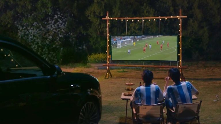 Ķīniešu elektroauto lukturi ir spējīgi projicēt pat filmas