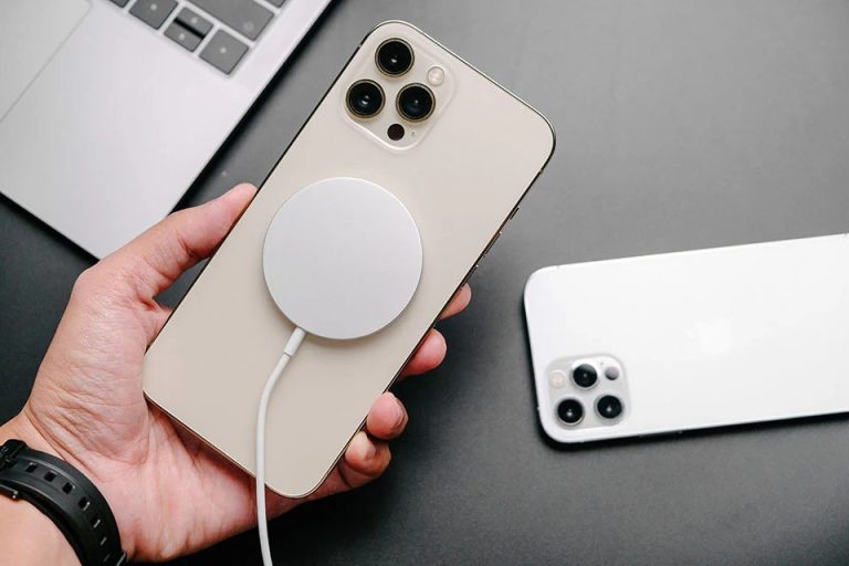 “Apple” izskata iespēju atbrīvoties no “MagSafe” bezvadu uzlādes nākotnes “iPhone”
